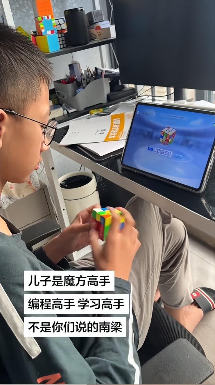 乐鱼app-“正常男生不会这样坐”，家长晒学霸儿子，被调侃：已预定图灵班